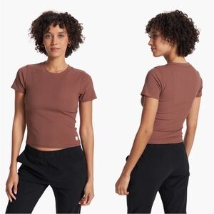 NWOT Vuori Pose fitted tee size medium